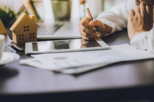 How does a living trust work? 
