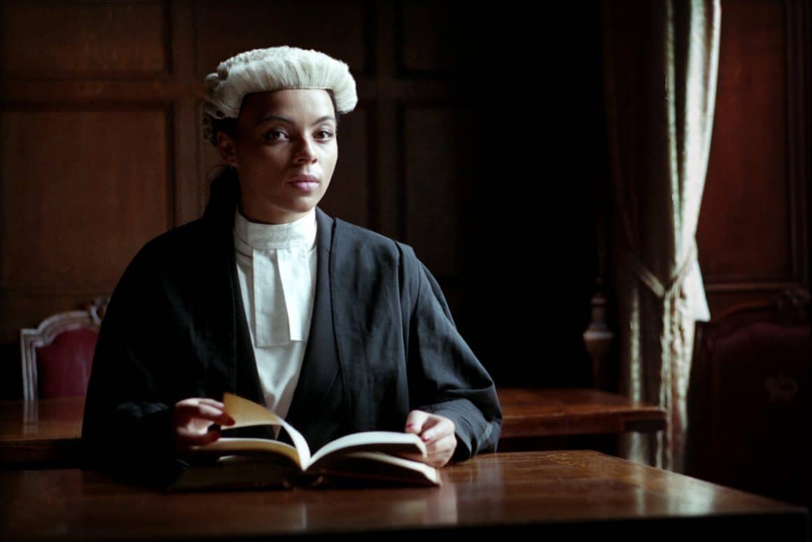 why do British lawyers wear wigs